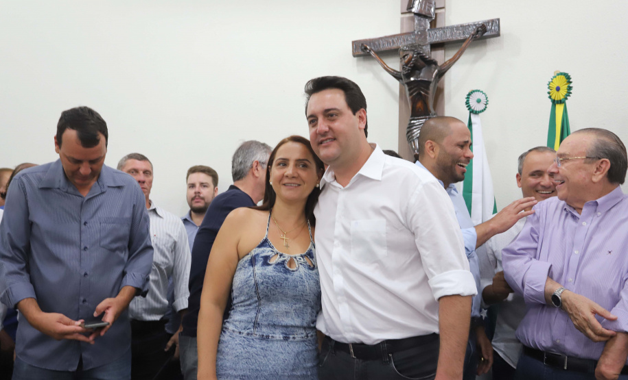 GOVERNADOR REPASSA RECURSOS EM CIANORTE.
O governador Carlos Massa Ratinho Junior assinou neste sábado (25), a homologação para ordem de serviços de pavimentação de ruas e avenidas em Cianorte, região noroeste do Paraná. Participaram da solenidade: prefeito de Cianorte, Claudemir Romero Bongiorno; os secretários: de Desenvolvimento Urbano, João Carlos Ortega; de Desenvolvimento Sustentável e Turismo, Márcio Nunes; entre outros.
Cianorte, 25-01-20.
Foto: Arnaldo Alves / AEN.