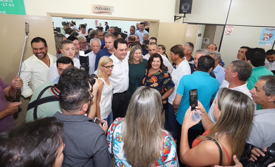 GOVERNADOR REPASSA RECURSOS EM CIANORTE.
O governador Carlos Massa Ratinho Junior assinou neste sábado (25), a homologação para ordem de serviços de pavimentação de ruas e avenidas em Cianorte, região noroeste do Paraná. Participaram da solenidade: prefeito de Cianorte, Claudemir Romero Bongiorno; os secretários: de Desenvolvimento Urbano, João Carlos Ortega; de Desenvolvimento Sustentável e Turismo, Márcio Nunes; entre outros.
Cianorte, 25-01-20.
Foto: Arnaldo Alves / AEN.