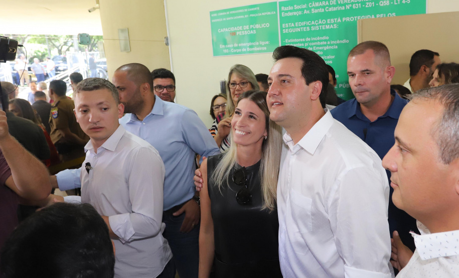 GOVERNADOR REPASSA RECURSOS EM CIANORTE.
O governador Carlos Massa Ratinho Junior assinou neste sábado (25), a homologação para ordem de serviços de pavimentação de ruas e avenidas em Cianorte, região noroeste do Paraná. Participaram da solenidade: prefeito de Cianorte, Claudemir Romero Bongiorno; os secretários: de Desenvolvimento Urbano, João Carlos Ortega; de Desenvolvimento Sustentável e Turismo, Márcio Nunes; entre outros.
Cianorte, 25-01-20.
Foto: Arnaldo Alves / AEN.