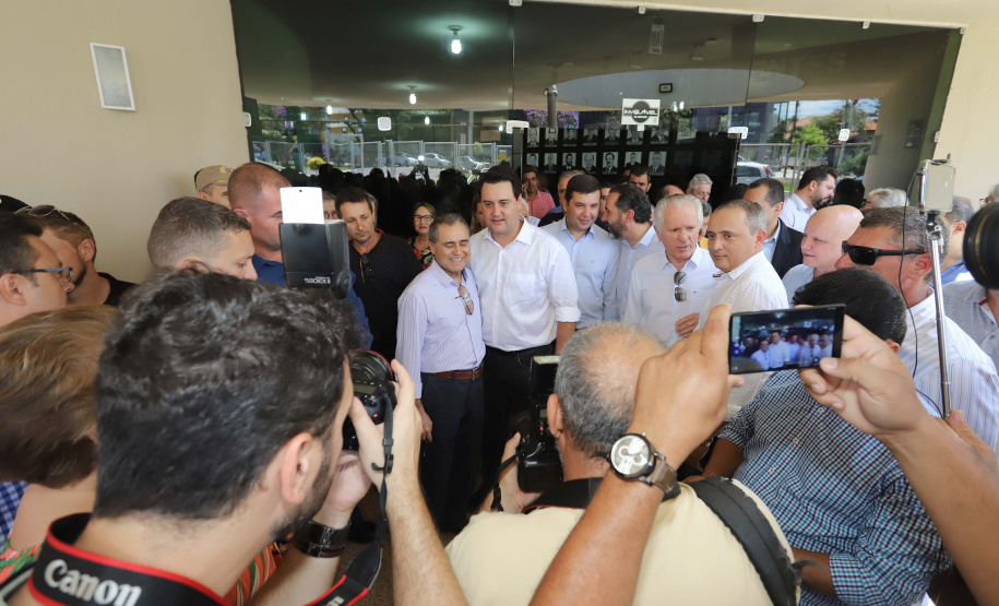GOVERNADOR REPASSA RECURSOS EM CIANORTE.
O governador Carlos Massa Ratinho Junior assinou neste sábado (25), a homologação para ordem de serviços de pavimentação de ruas e avenidas em Cianorte, região noroeste do Paraná. Participaram da solenidade: prefeito de Cianorte, Claudemir Romero Bongiorno; os secretários: de Desenvolvimento Urbano, João Carlos Ortega; de Desenvolvimento Sustentável e Turismo, Márcio Nunes; entre outros.
Cianorte, 25-01-20.
Foto: Arnaldo Alves / AEN.