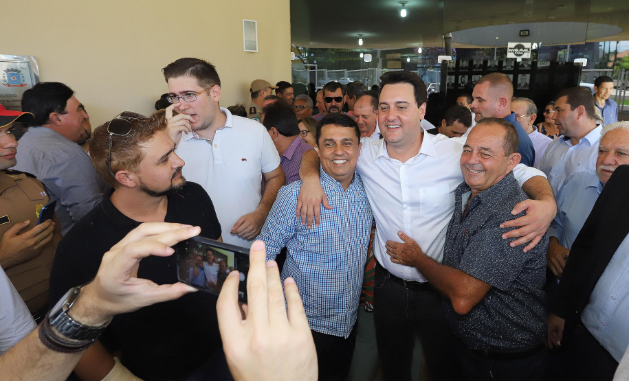 GOVERNADOR REPASSA RECURSOS EM CIANORTE.
O governador Carlos Massa Ratinho Junior assinou neste sábado (25), a homologação para ordem de serviços de pavimentação de ruas e avenidas em Cianorte, região noroeste do Paraná. Participaram da solenidade: prefeito de Cianorte, Claudemir Romero Bongiorno; os secretários: de Desenvolvimento Urbano, João Carlos Ortega; de Desenvolvimento Sustentável e Turismo, Márcio Nunes; entre outros.
Cianorte, 25-01-20.
Foto: Arnaldo Alves / AEN.