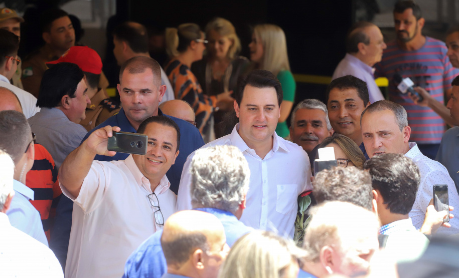 GOVERNADOR REPASSA RECURSOS EM CIANORTE.
O governador Carlos Massa Ratinho Junior assinou neste sábado (25), a homologação para ordem de serviços de pavimentação de ruas e avenidas em Cianorte, região noroeste do Paraná. Participaram da solenidade: prefeito de Cianorte, Claudemir Romero Bongiorno; os secretários: de Desenvolvimento Urbano, João Carlos Ortega; de Desenvolvimento Sustentável e Turismo, Márcio Nunes; entre outros.
Cianorte, 25-01-20.
Foto: Arnaldo Alves / AEN.