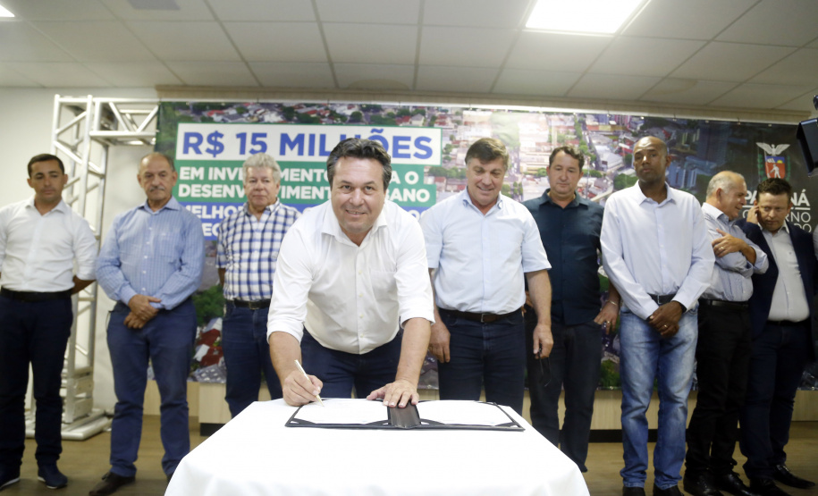 Umuarama recebe mais de 15 milhoes de reais em obras, alem de 900 mil para implementacao de um parque urbano, assinam os recursos os secretarios Joao Carlos Ortega e Marcio Nunes que representaram o governador Carlos Massa Ratinho Junior.
Foto Gilson Abreu/Aen