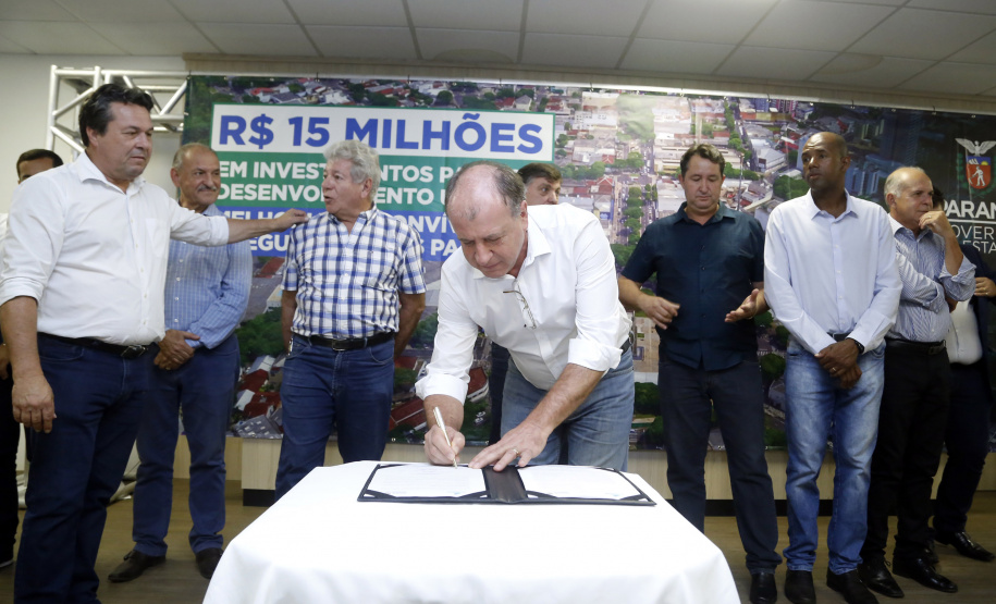 Umuarama recebe mais de 15 milhoes de reais em obras, alem de 900 mil para implementacao de um parque urbano, assinam os recursos os secretarios Joao Carlos Ortega e Marcio Nunes que representaram o governador Carlos Massa Ratinho Junior.
Foto Gilson Abreu/Aen