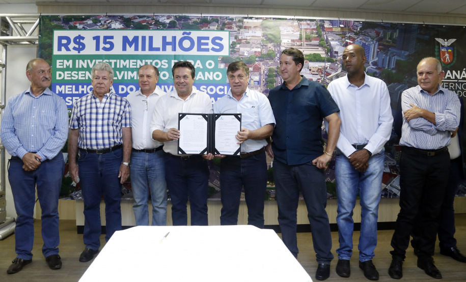 Umuarama recebe mais de 15 milhoes de reais em obras, alem de 900 mil para implementacao de um parque urbano, assinam os recursos os secretarios Joao Carlos Ortega e Marcio Nunes que representaram o governador Carlos Massa Ratinho Junior.
Foto Gilson Abreu/Aen