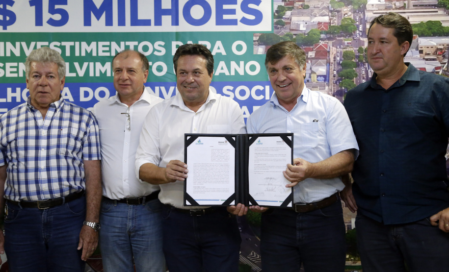 Umuarama recebe mais de 15 milhoes de reais em obras, alem de 900 mil para implementacao de um parque urbano, assinam os recursos os secretarios Joao Carlos Ortega e Marcio Nunes que representaram o governador Carlos Massa Ratinho Junior.
Foto Gilson Abreu/Aen