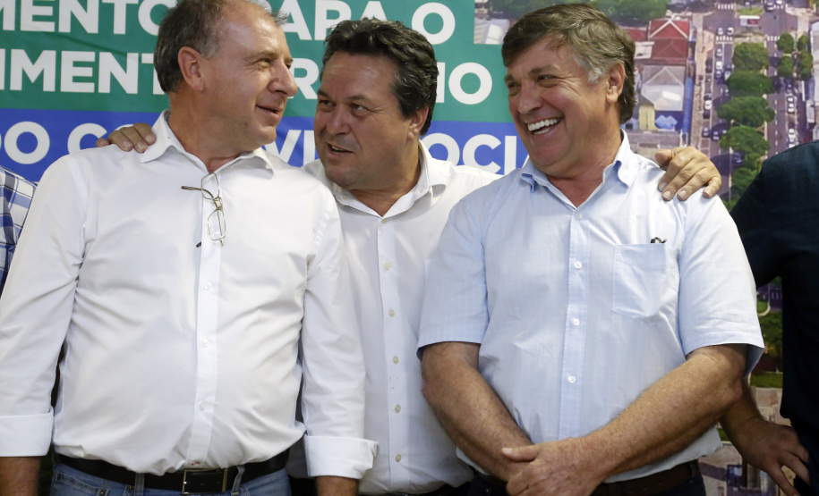 Umuarama recebe mais de 15 milhoes de reais em obras, alem de 900 mil para implementacao de um parque urbano, assinam os recursos os secretarios Joao Carlos Ortega e Marcio Nunes que representaram o governador Carlos Massa Ratinho Junior.
Foto Gilson Abreu/Aen