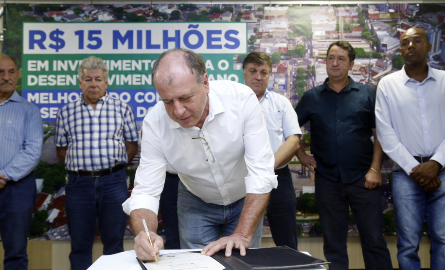 Umuarama recebe mais de 15 milhoes de reais em obras, alem de 900 mil para implementacao de um parque urbano, assinam os recursos os secretarios Joao Carlos Ortega e Marcio Nunes que representaram o governador Carlos Massa Ratinho Junior.
Foto Gilson Abreu/Aen