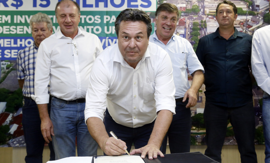 Umuarama recebe mais de 15 milhoes de reais em obras, alem de 900 mil para implementacao de um parque urbano, assinam os recursos os secretarios Joao Carlos Ortega e Marcio Nunes que representaram o governador Carlos Massa Ratinho Junior.
Foto Gilson Abreu/Aen