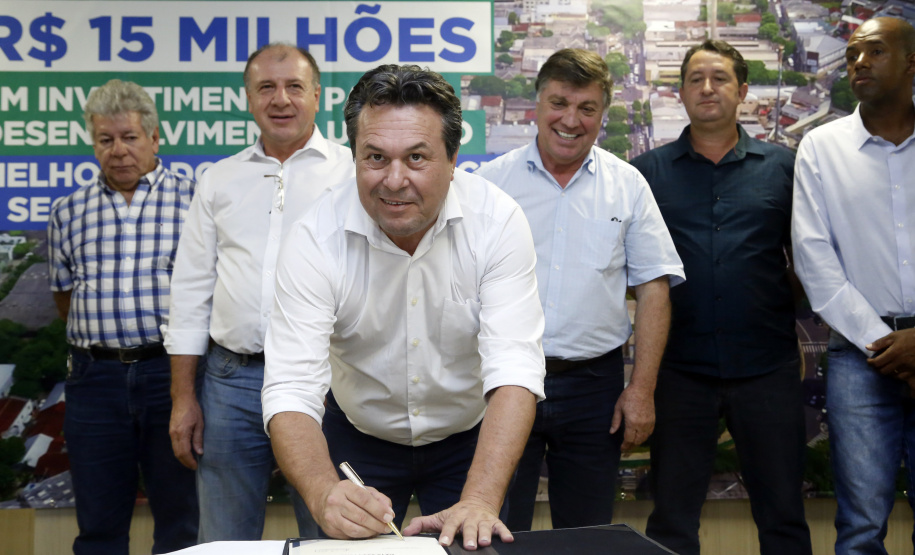 Umuarama recebe mais de 15 milhoes de reais em obras, alem de 900 mil para implementacao de um parque urbano, assinam os recursos os secretarios Joao Carlos Ortega e Marcio Nunes que representaram o governador Carlos Massa Ratinho Junior.
Foto Gilson Abreu/Aen