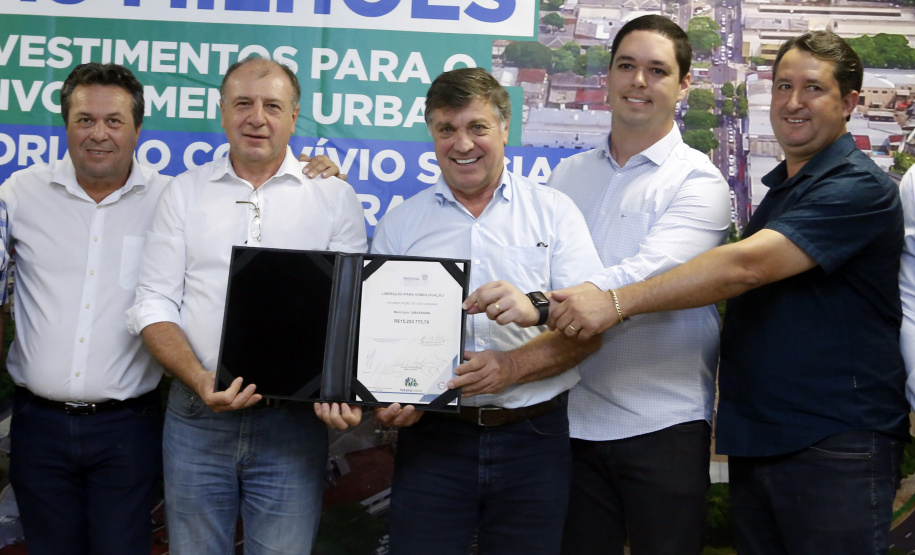 Umuarama recebe mais de 15 milhoes de reais em obras, alem de 900 mil para implementacao de um parque urbano, assinam os recursos os secretarios Joao Carlos Ortega e Marcio Nunes que representaram o governador Carlos Massa Ratinho Junior.
Foto Gilson Abreu/Aen