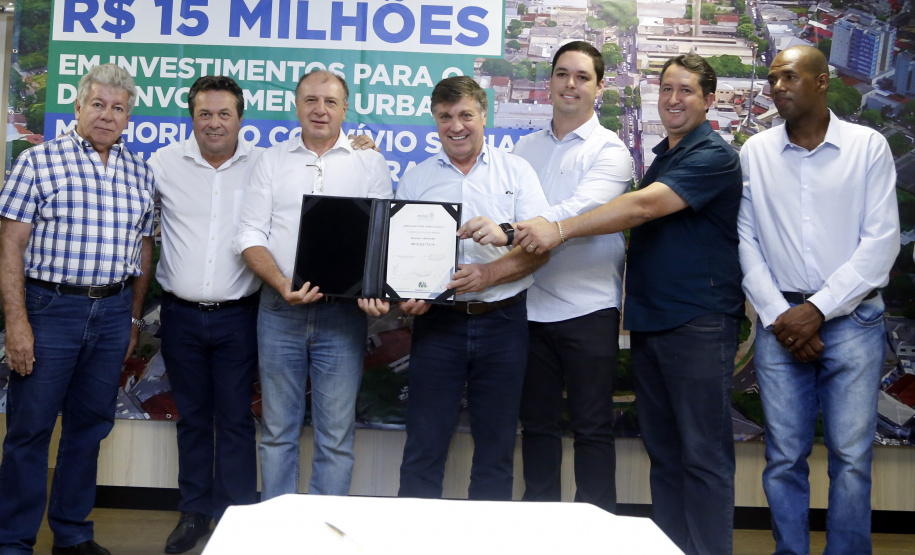 Umuarama recebe mais de 15 milhoes de reais em obras, alem de 900 mil para implementacao de um parque urbano, assinam os recursos os secretarios Joao Carlos Ortega e Marcio Nunes que representaram o governador Carlos Massa Ratinho Junior.
Foto Gilson Abreu/Aen