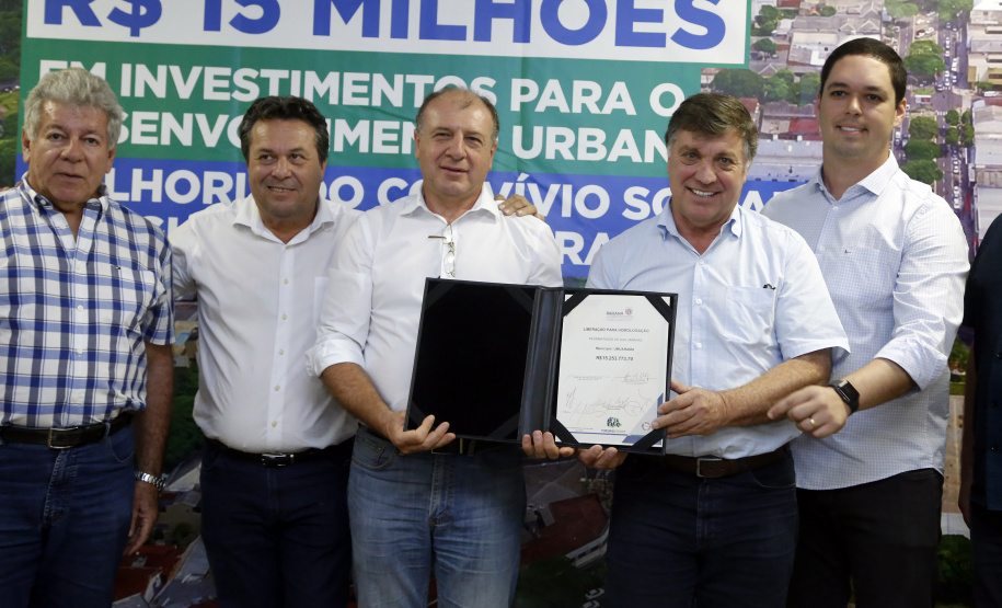 Umuarama recebe mais de 15 milhoes de reais em obras, alem de 900 mil para implementacao de um parque urbano, assinam os recursos os secretarios Joao Carlos Ortega e Marcio Nunes que representaram o governador Carlos Massa Ratinho Junior.
Foto Gilson Abreu/Aen