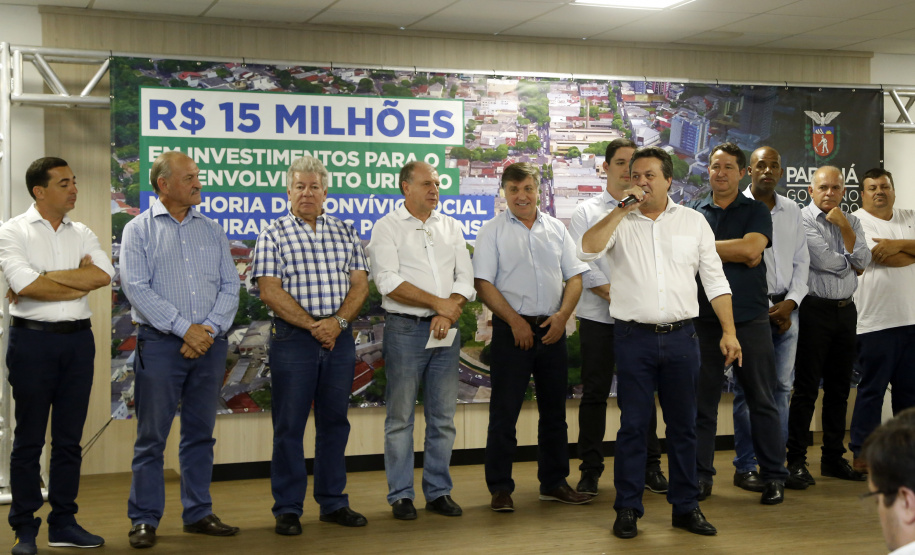 Umuarama recebe mais de 15 milhoes de reais em obras, alem de 900 mil para implementacao de um parque urbano, assinam os recursos os secretarios Joao Carlos Ortega e Marcio Nunes que representaram o governador Carlos Massa Ratinho Junior.
Foto Gilson Abreu/Aen
