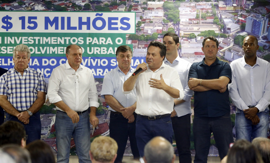 Umuarama recebe mais de 15 milhoes de reais em obras, alem de 900 mil para implementacao de um parque urbano, assinam os recursos os secretarios Joao Carlos Ortega e Marcio Nunes que representaram o governador Carlos Massa Ratinho Junior.
Foto Gilson Abreu/Aen