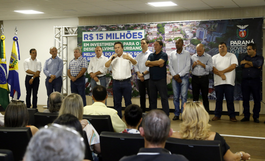 Umuarama recebe mais de 15 milhoes de reais em obras, alem de 900 mil para implementacao de um parque urbano, assinam os recursos os secretarios Joao Carlos Ortega e Marcio Nunes que representaram o governador Carlos Massa Ratinho Junior.
Foto Gilson Abreu/Aen