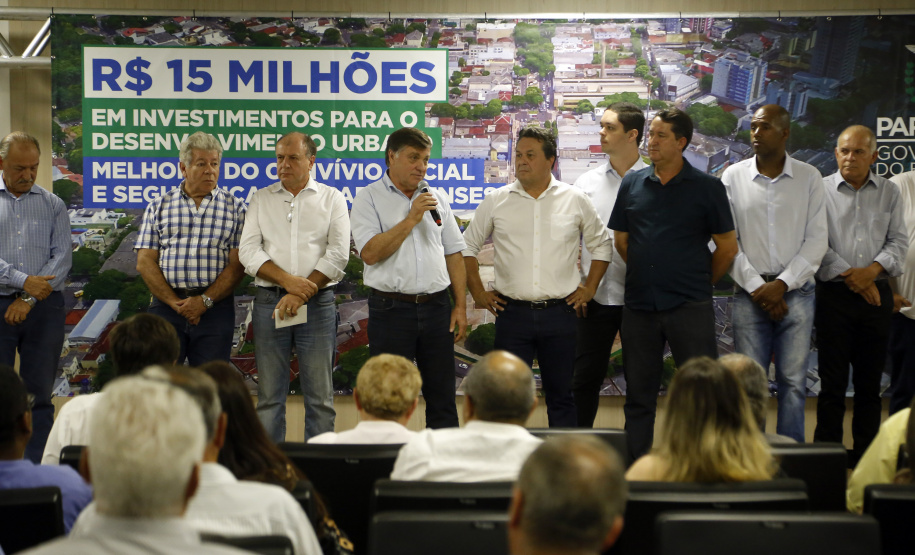 Umuarama recebe mais de 15 milhoes de reais em obras, alem de 900 mil para implementacao de um parque urbano, assinam os recursos os secretarios Joao Carlos Ortega e Marcio Nunes que representaram o governador Carlos Massa Ratinho Junior.
Foto Gilson Abreu/Aen