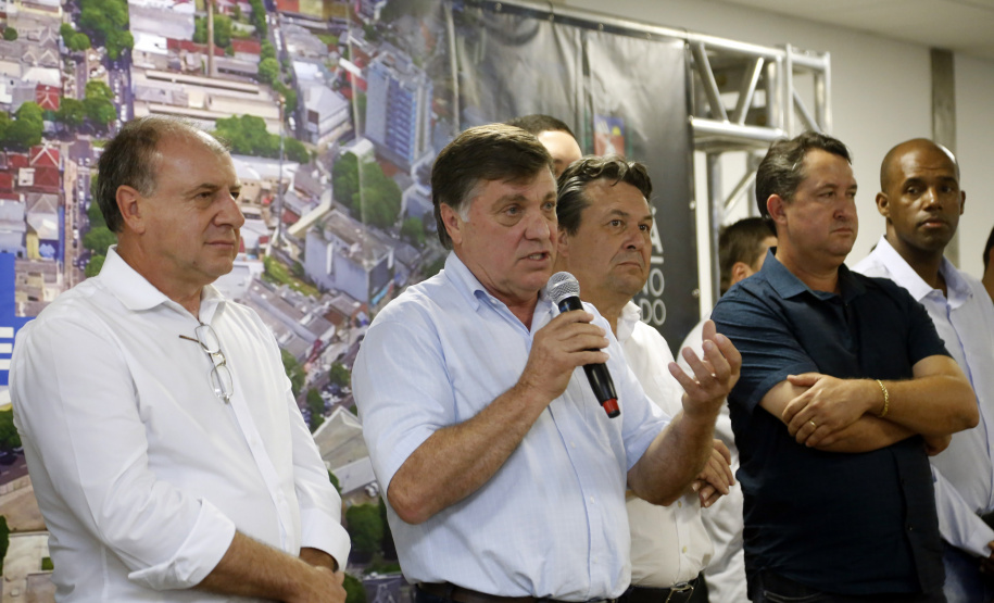 Umuarama recebe mais de 15 milhoes de reais em obras, alem de 900 mil para implementacao de um parque urbano, assinam os recursos os secretarios Joao Carlos Ortega e Marcio Nunes que representaram o governador Carlos Massa Ratinho Junior.
Foto Gilson Abreu/Aen