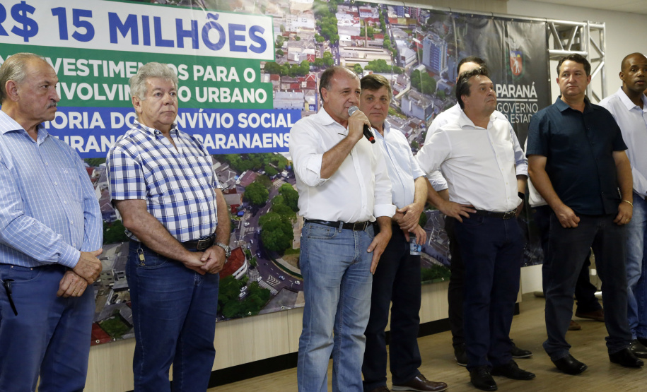 Umuarama recebe mais de 15 milhoes de reais em obras, alem de 900 mil para implementacao de um parque urbano, assinam os recursos os secretarios Joao Carlos Ortega e Marcio Nunes que representaram o governador Carlos Massa Ratinho Junior.
Foto Gilson Abreu/Aen