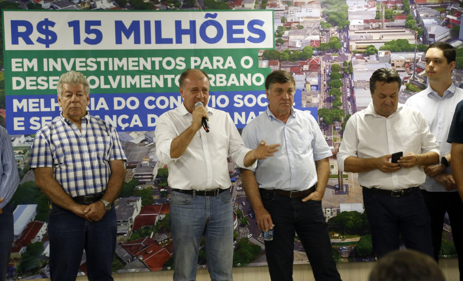 Umuarama recebe mais de 15 milhoes de reais em obras, alem de 900 mil para implementacao de um parque urbano, assinam os recursos os secretarios Joao Carlos Ortega e Marcio Nunes que representaram o governador Carlos Massa Ratinho Junior.
Foto Gilson Abreu/Aen