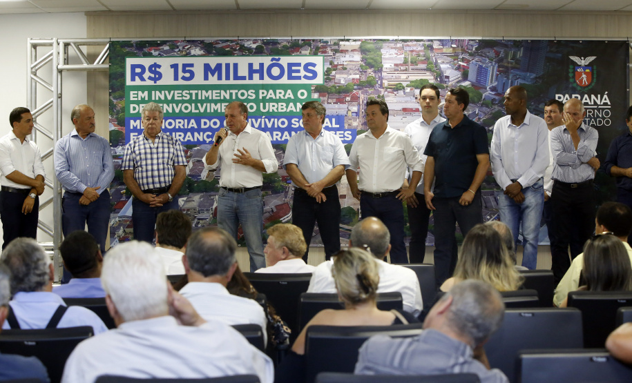 Umuarama recebe mais de 15 milhoes de reais em obras, alem de 900 mil para implementacao de um parque urbano, assinam os recursos os secretarios Joao Carlos Ortega e Marcio Nunes que representaram o governador Carlos Massa Ratinho Junior.
Foto Gilson Abreu/Aen