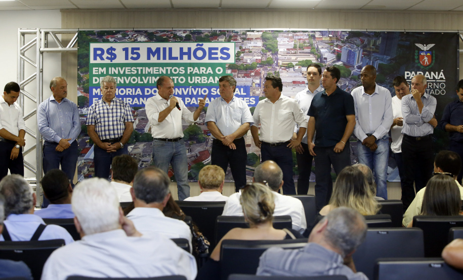 Umuarama recebe mais de 15 milhoes de reais em obras, alem de 900 mil para implementacao de um parque urbano, assinam os recursos os secretarios Joao Carlos Ortega e Marcio Nunes que representaram o governador Carlos Massa Ratinho Junior.
Foto Gilson Abreu/Aen