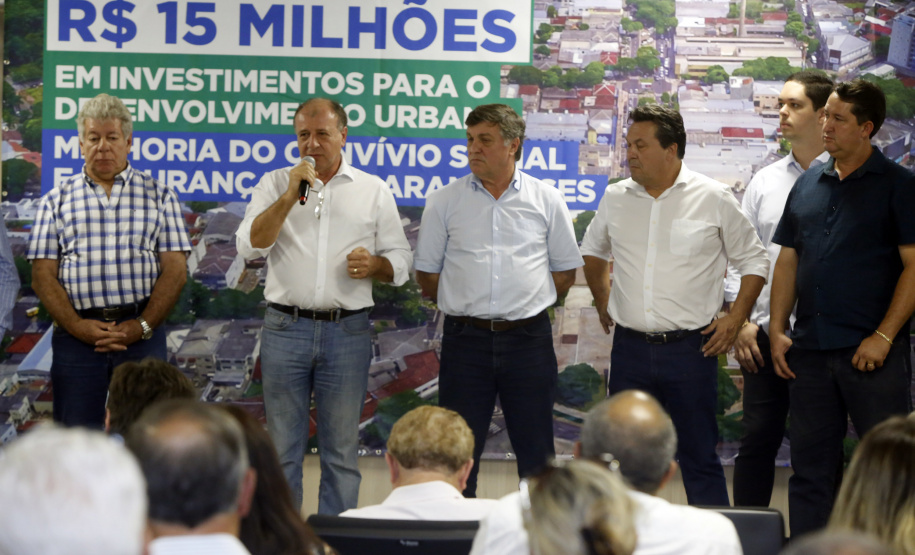 Umuarama recebe mais de 15 milhoes de reais em obras, alem de 900 mil para implementacao de um parque urbano, assinam os recursos os secretarios Joao Carlos Ortega e Marcio Nunes que representaram o governador Carlos Massa Ratinho Junior.
Foto Gilson Abreu/Aen