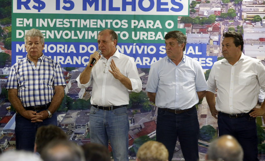 Umuarama recebe mais de 15 milhoes de reais em obras, alem de 900 mil para implementacao de um parque urbano, assinam os recursos os secretarios Joao Carlos Ortega e Marcio Nunes que representaram o governador Carlos Massa Ratinho Junior.
Foto Gilson Abreu/Aen