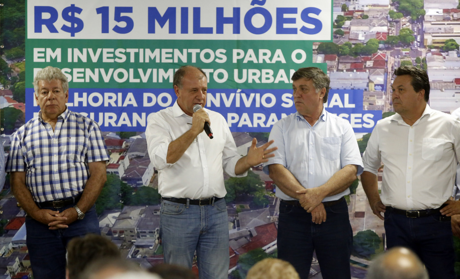 Umuarama recebe mais de 15 milhoes de reais em obras, alem de 900 mil para implementacao de um parque urbano, assinam os recursos os secretarios Joao Carlos Ortega e Marcio Nunes que representaram o governador Carlos Massa Ratinho Junior.
Foto Gilson Abreu/Aen