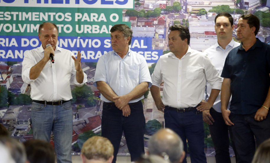 Umuarama recebe mais de 15 milhoes de reais em obras, alem de 900 mil para implementacao de um parque urbano, assinam os recursos os secretarios Joao Carlos Ortega e Marcio Nunes que representaram o governador Carlos Massa Ratinho Junior.
Foto Gilson Abreu/Aen