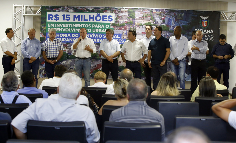 Umuarama recebe mais de 15 milhoes de reais em obras, alem de 900 mil para implementacao de um parque urbano, assinam os recursos os secretarios Joao Carlos Ortega e Marcio Nunes que representaram o governador Carlos Massa Ratinho Junior.
Foto Gilson Abreu/Aen