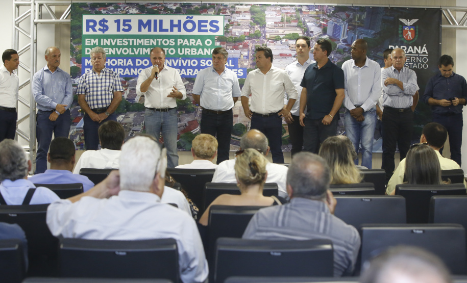 Umuarama recebe mais de 15 milhoes de reais em obras, alem de 900 mil para implementacao de um parque urbano, assinam os recursos os secretarios Joao Carlos Ortega e Marcio Nunes que representaram o governador Carlos Massa Ratinho Junior.
Foto Gilson Abreu/Aen