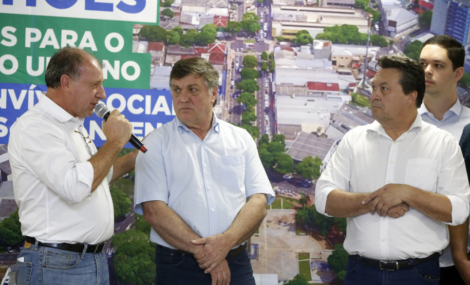 Umuarama recebe mais de 15 milhoes de reais em obras, alem de 900 mil para implementacao de um parque urbano, assinam os recursos os secretarios Joao Carlos Ortega e Marcio Nunes que representaram o governador Carlos Massa Ratinho Junior.
Foto Gilson Abreu/Aen