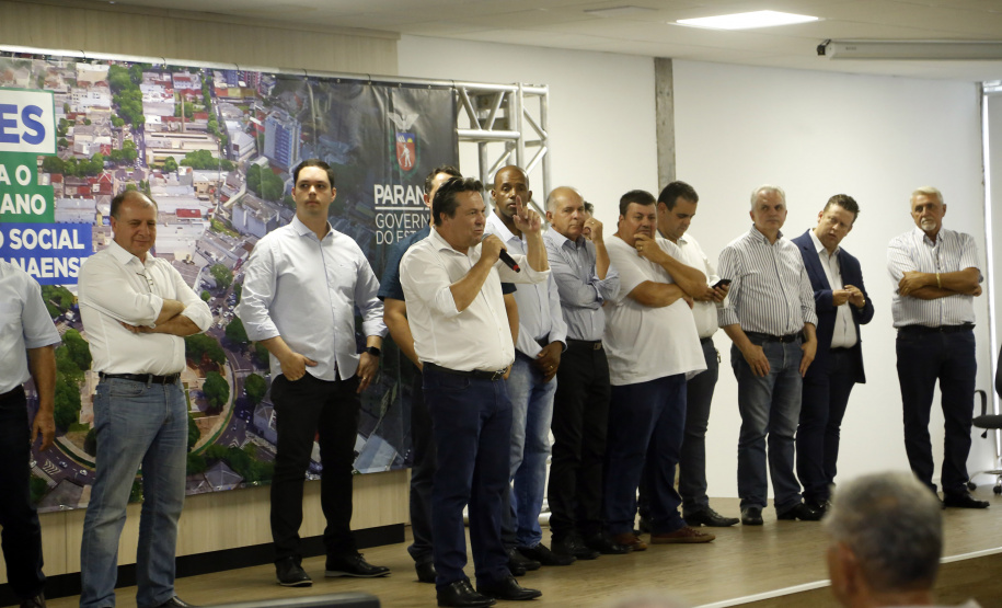 Umuarama recebe mais de 15 milhoes de reais em obras, alem de 900 mil para implementacao de um parque urbano, assinam os recursos os secretarios Joao Carlos Ortega e Marcio Nunes que representaram o governador Carlos Massa Ratinho Junior.
Foto Gilson Abreu/Aen