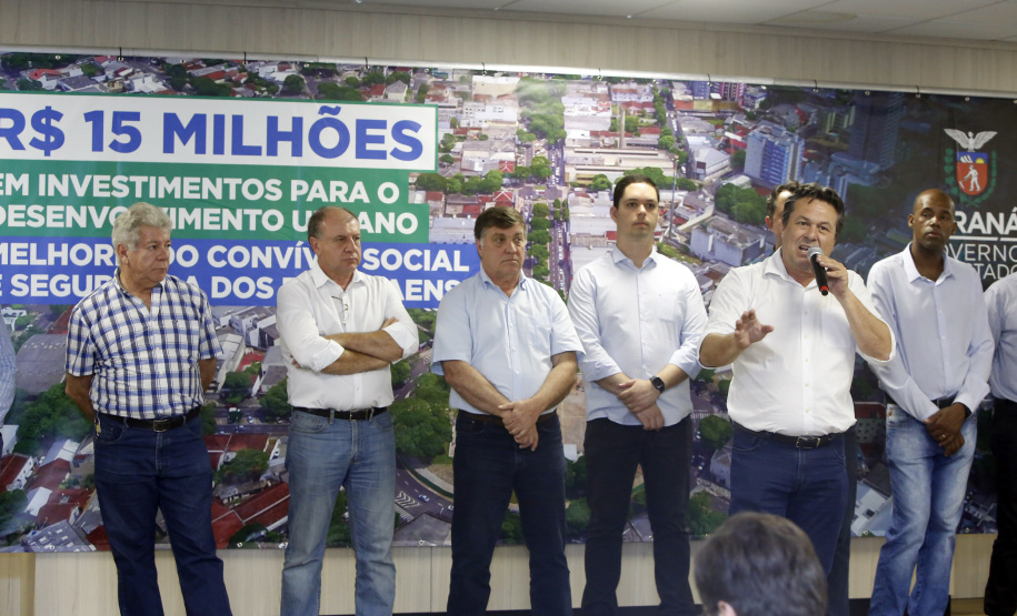 Umuarama recebe mais de 15 milhoes de reais em obras, alem de 900 mil para implementacao de um parque urbano, assinam os recursos os secretarios Joao Carlos Ortega e Marcio Nunes que representaram o governador Carlos Massa Ratinho Junior.
Foto Gilson Abreu/Aen