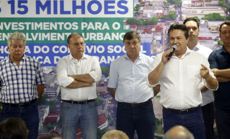 Umuarama recebe mais de 15 milhoes de reais em obras, alem de 900 mil para implementacao de um parque urbano, assinam os recursos os secretarios Joao Carlos Ortega e Marcio Nunes que representaram o governador Carlos Massa Ratinho Junior.
Foto Gilson Abreu/Aen