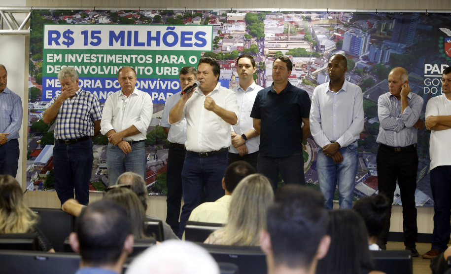 Umuarama recebe mais de 15 milhoes de reais em obras, alem de 900 mil para implementacao de um parque urbano, assinam os recursos os secretarios Joao Carlos Ortega e Marcio Nunes que representaram o governador Carlos Massa Ratinho Junior.
Foto Gilson Abreu/Aen