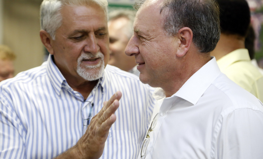 Umuarama recebe mais de 15 milhoes de reais em obras, alem de 900 mil para implementacao de um parque urbano, assinam os recursos os secretarios Joao Carlos Ortega e Marcio Nunes que representaram o governador Carlos Massa Ratinho Junior.
Foto Gilson Abreu/Aen