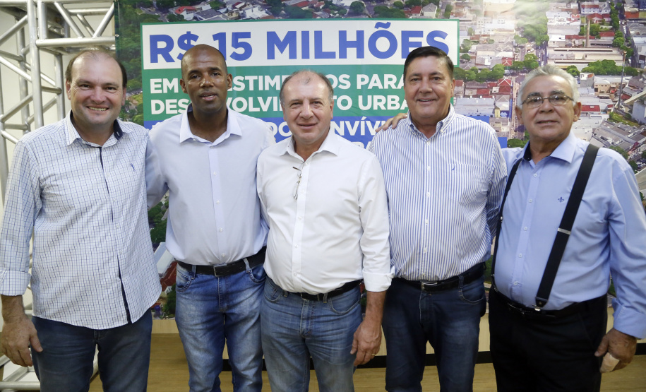Umuarama recebe mais de 15 milhoes de reais em obras, alem de 900 mil para implementacao de um parque urbano, assinam os recursos os secretarios Joao Carlos Ortega e Marcio Nunes que representaram o governador Carlos Massa Ratinho Junior.
Foto Gilson Abreu/Aen