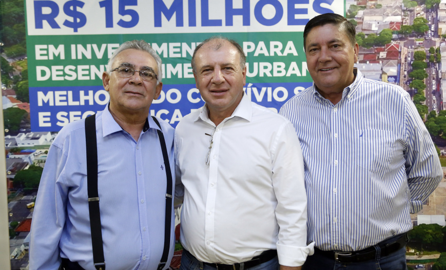Umuarama recebe mais de 15 milhoes de reais em obras, alem de 900 mil para implementacao de um parque urbano, assinam os recursos os secretarios Joao Carlos Ortega e Marcio Nunes que representaram o governador Carlos Massa Ratinho Junior.
Foto Gilson Abreu/Aen
