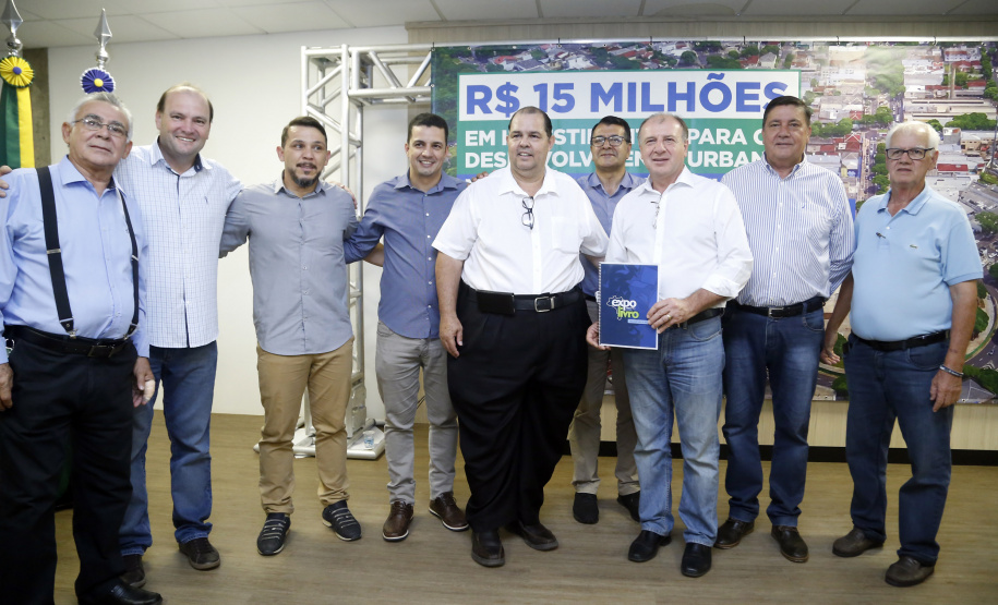 Umuarama recebe mais de 15 milhoes de reais em obras, alem de 900 mil para implementacao de um parque urbano, assinam os recursos os secretarios Joao Carlos Ortega e Marcio Nunes que representaram o governador Carlos Massa Ratinho Junior.
Foto Gilson Abreu/Aen