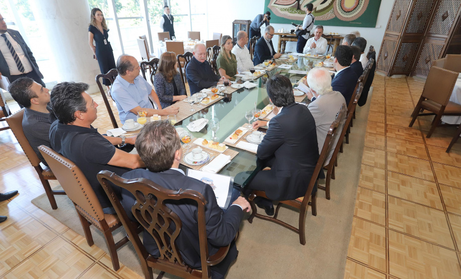 O governador Carlos Massa Ratinho Junior reúne-se com a bancada de deputados federais do Paraná, em Curitiba. 
Curitiba, 27-01-20
Foto: Arnaldo Alves / AEN.
