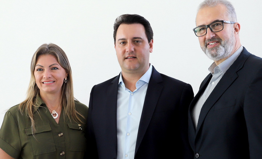 O governador Carlos Massa Ratinho Junior reúne-se com a bancada de deputados federais do Paraná, em Curitiba. N/F: dep. Aline Sleutjes, governador Ratinho Junior e dep. Aroldo Martins.
Curitiba, 27-01-20
Foto: Arnaldo Alves / AEN.