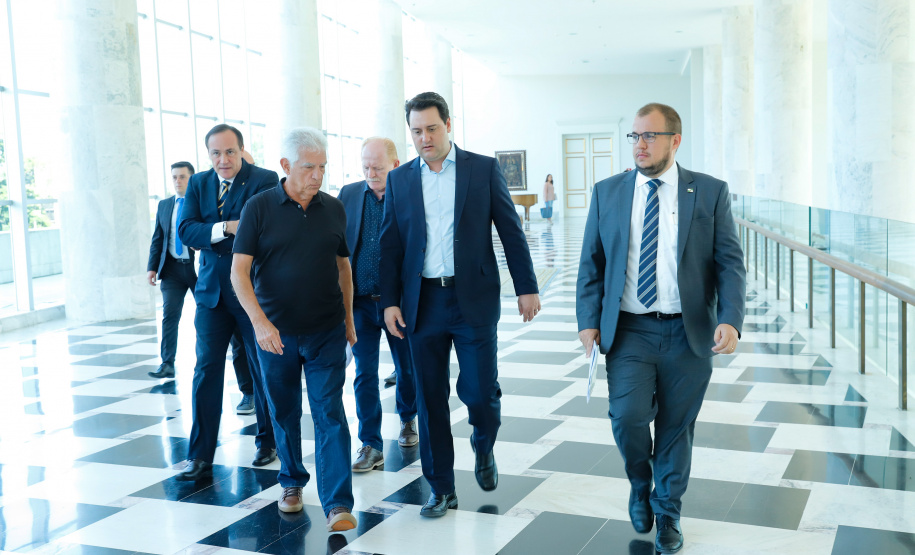 O governador Carlos Massa Ratinho Junior reúne-se com a bancada de deputados federais do Paraná.