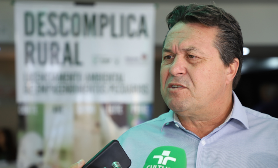 O governador Carlos Massa Ratinho Junior lançou nesta segunda-feira (27) o programa Descomplica Rural para agilizar os processos de licenciamento ambiental no campo. O objetivo é induzir o desenvolvimento sustentável com metodologia mais moderna, e permitir a geração de novos negócios e mais empregos.Foto: José Fernando Ogura/AEN