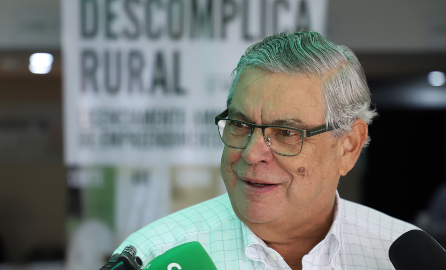 O governador Carlos Massa Ratinho Junior lançou nesta segunda-feira (27) o programa Descomplica Rural para agilizar os processos de licenciamento ambiental no campo. O objetivo é induzir o desenvolvimento sustentável com metodologia mais moderna, e permitir a geração de novos negócios e mais empregos.Foto: José Fernando Ogura/AEN