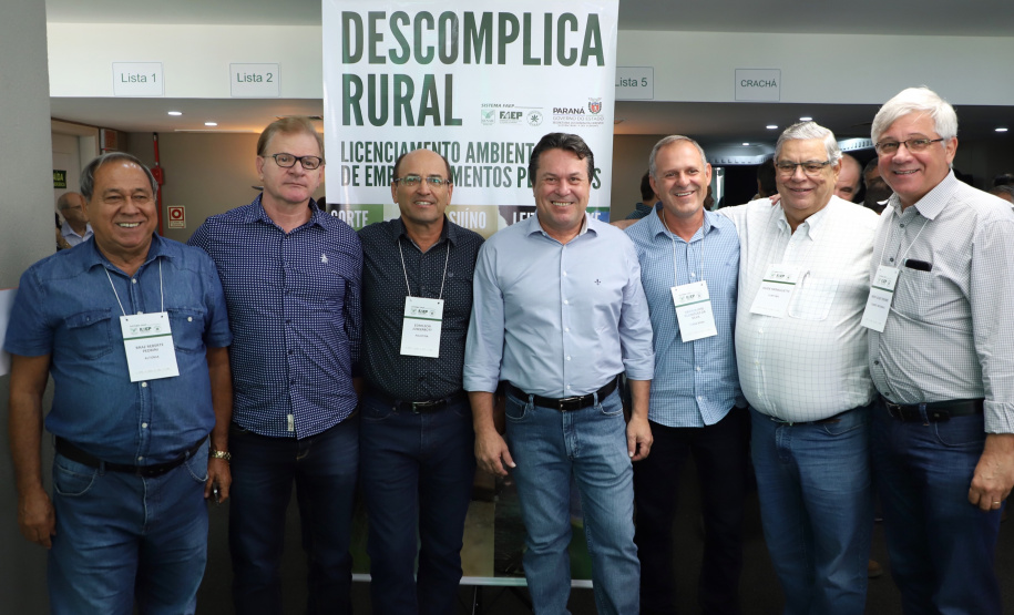 O governador Carlos Massa Ratinho Junior lançou nesta segunda-feira (27) o programa Descomplica Rural para agilizar os processos de licenciamento ambiental no campo. O objetivo é induzir o desenvolvimento sustentável com metodologia mais moderna, e permitir a geração de novos negócios e mais empregos.Foto: José Fernando Ogura/AEN