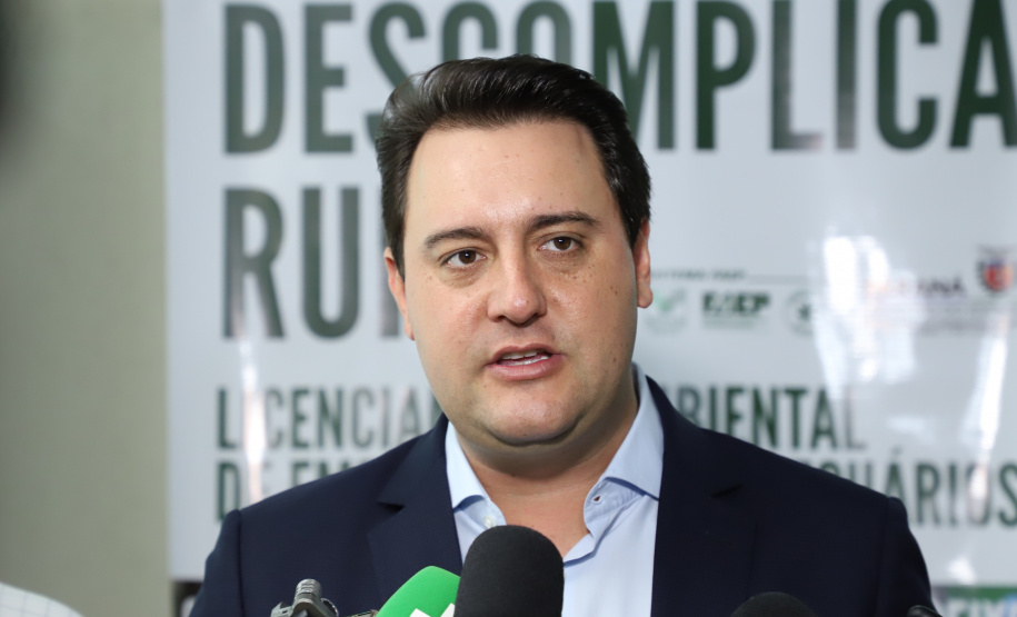 O governador Carlos Massa Ratinho Junior lançou nesta segunda-feira (27) o programa Descomplica Rural para agilizar os processos de licenciamento ambiental no campo. O objetivo é induzir o desenvolvimento sustentável com metodologia mais moderna, e permitir a geração de novos negócios e mais empregos.Foto: José Fernando Ogura/AEN