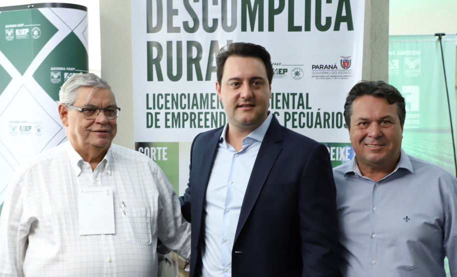 O governador Carlos Massa Ratinho Junior lançou nesta segunda-feira (27) o programa Descomplica Rural para agilizar os processos de licenciamento ambiental no campo. O objetivo é induzir o desenvolvimento sustentável com metodologia mais moderna, e permitir a geração de novos negócios e mais empregos.Foto: José Fernando Ogura/AEN