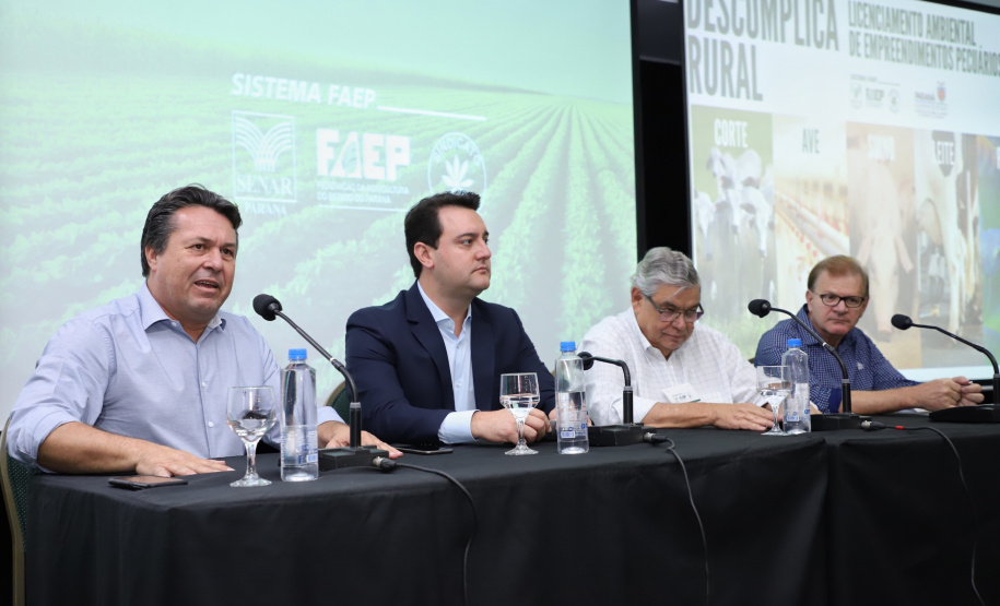 O governador Carlos Massa Ratinho Junior lançou nesta segunda-feira (27) o programa Descomplica Rural para agilizar os processos de licenciamento ambiental no campo. O objetivo é induzir o desenvolvimento sustentável com metodologia mais moderna, e permitir a geração de novos negócios e mais empregos.Foto: José Fernando Ogura/AEN